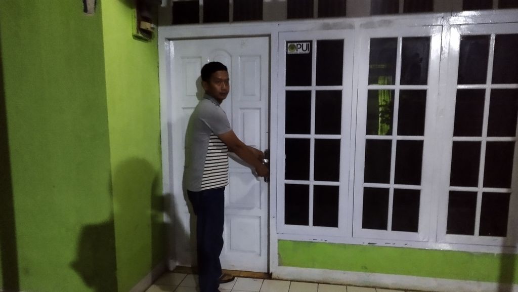 Dedi Somantri (39) membuka pintu kontrakan yang sebelumnya ditempati oleh Wowon cs di Desa Kertajaya, Kecamatan Ciranjang, Cianjur, Jawa Barat, Sabtu (21/1/2023).