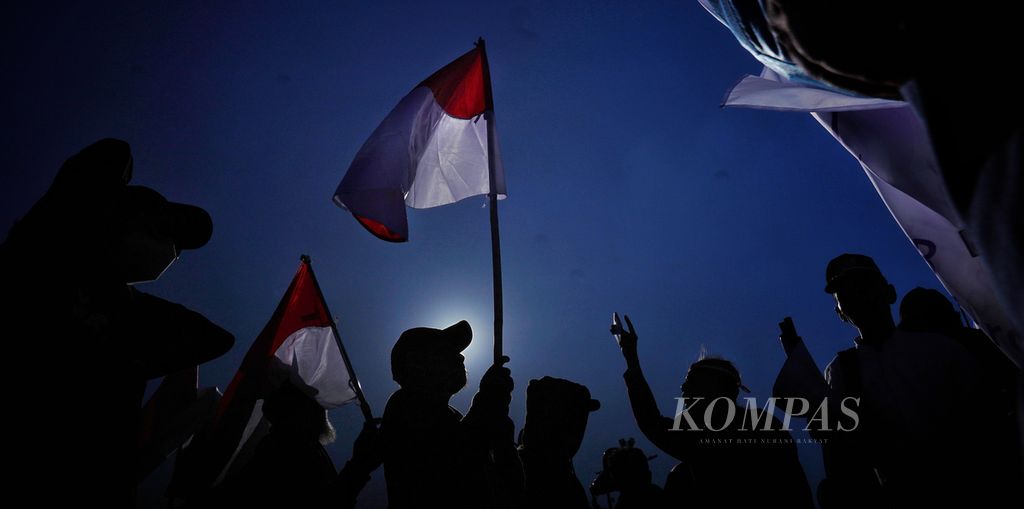 Aksi massa yang menuntut hak angket DPR terkait Pemilu 2024 mengibarkan bendera Merah Putih di depan gerbang Kompleks DPR, Jakarta, Selasa (19/3/2024). 