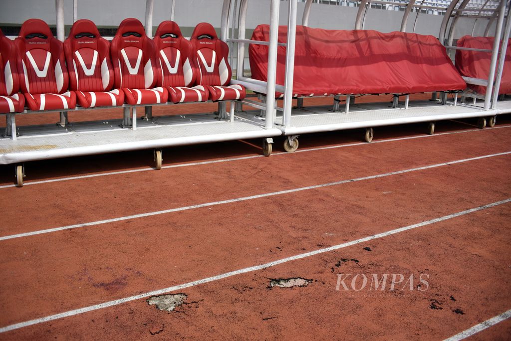Kondisi lintasan berbahan karet sintetis yang baru dibuat pada akhir 2020 mulai mengelupas di Stadion Gelora Sriwijaya Jakabaring, Palembang, Sumatera Selatan, Kamis (23/3/2023). Walau batal menjadi tuan rumah Piala Dunia U-20 2023, renovasi Stadion Gelora Sriwijaya terus dilanjutkan.