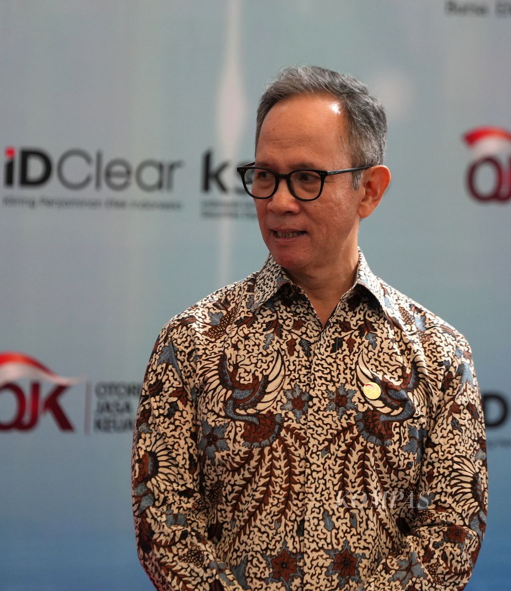 Ketua Dewan Komisioner OJK Mahendra Siregar dalam peresmian pembukaan perdagangan Bursa Efek Indonesia (BEI) 2024 di Gedung BEI, Jakarta, Selasa (2/1/2024). 