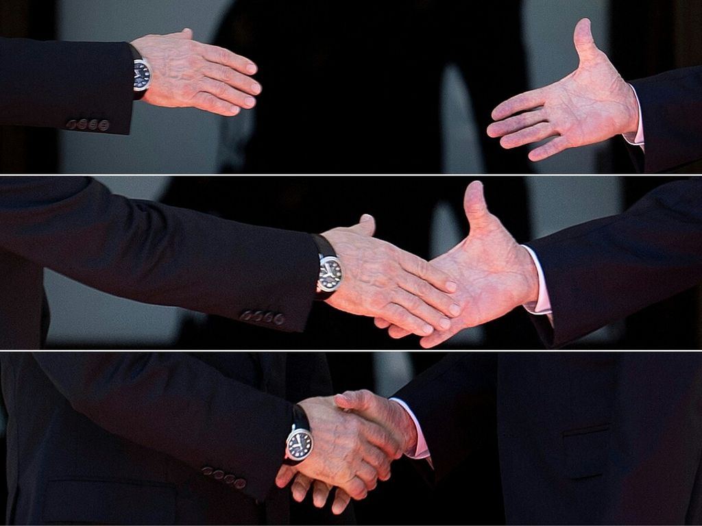 Gabungan foto yang dibuat pada 16 Juni 2021 ini menunjukkan tangan Presiden Rusia Vladimir Putin (kiri) dan Presiden AS Joe Biden saling menjabat sebelum pertemuan mereka di Villa La Grange. Geneva, Swiss, 16 Juni 2022. 