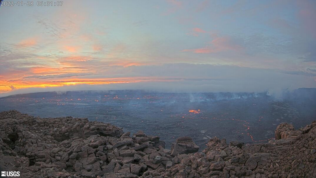 Pada Minggu (27/11/2022) sekitar pukul 23.30, letusan dimulai di Moku'āweoweo, kaldera puncak gunung berapi Mauna Loa, Hawaiii. Lava terus meletus ke dalam kawah sepanjang malam. 