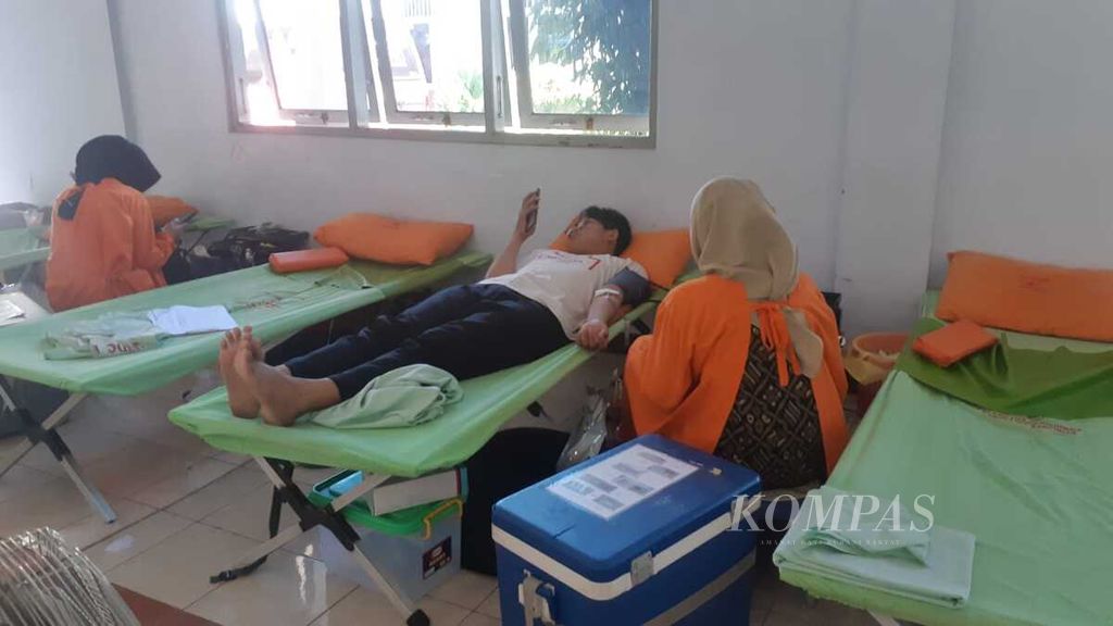 Petugas PMI Banyumas melayani aksi donasi darah di Kelurahan Purwokerto Wetan, Kecamatan Purwokerto Timur, Kabupaten Banyumas, Jawa Tengah, Minggu (7/4/2024).