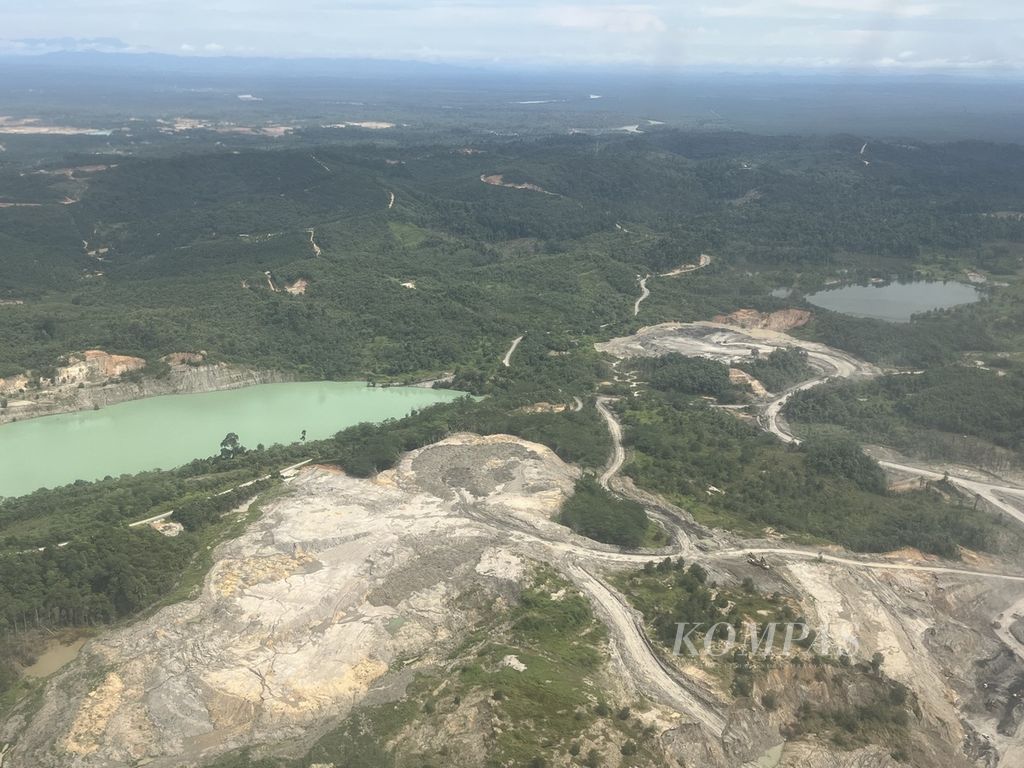 Lubang tambang memenuhi lanskap Kota Berau, Kalimantan Timur, seperti terlihat Minggu (4/6/2023).  