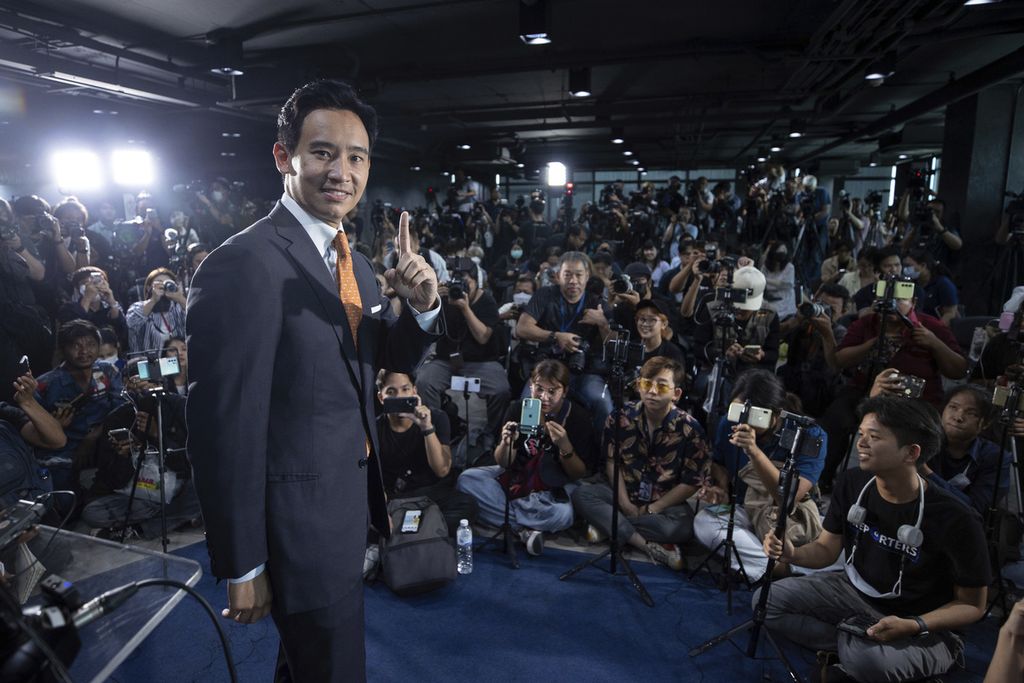 Ketua Partai Bergerak Maju Pita Limjaroenrat berpose kepada media saat mengumumkan kemenangan dalam pemilihan umum di markas partai di Bangkok, Thailand, Senin (15/5/2023). 