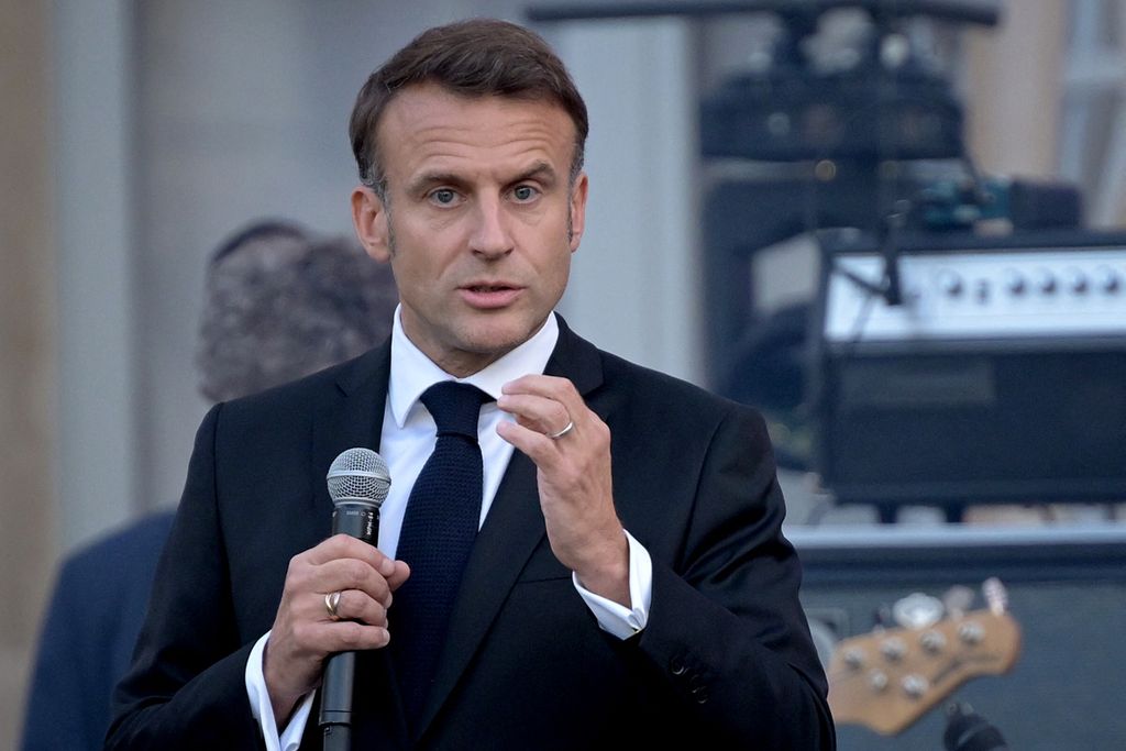 Presiden Perancis Emmanuel Macron berpidato dalam acara festival musik di halaman Istana Kepresidenan Elysee di Paris, Perancis, Jumat (21/6/2024). 