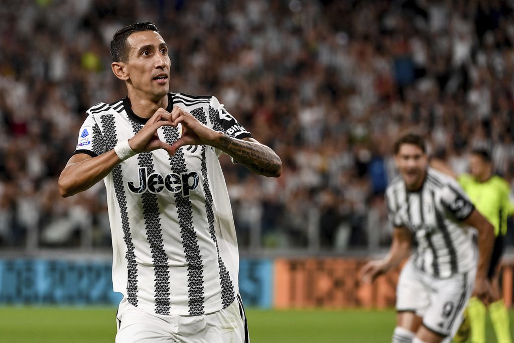Pemain Juventus Angel Di Maria merayakan golnya ke gawang Sassuolo pada laga Serie A Italia, Senin (15/8/2022). 