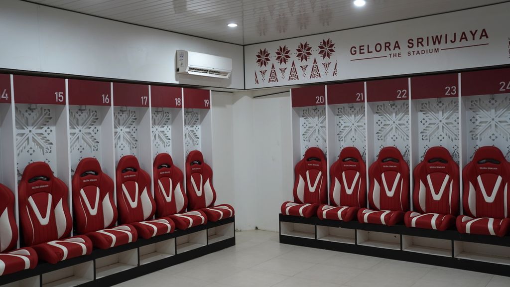 Ruang ganti di Stadion Gelora Sriwijaya Jakabaring, Palembang, Sumatera Selatan, Kamis (23/3/2023). Sejak Oktober 2022, delegasi FIFA sudah empat kali meninjau stadion yang akan dijadikan salah satu tempat penyelenggaraan Piala Dunia U-20 tersebut. Inpeksi terakhir FIFA akan menentukan terpilihnya stadion ini menjadi salah satu tempat penyelenggaraan. 
