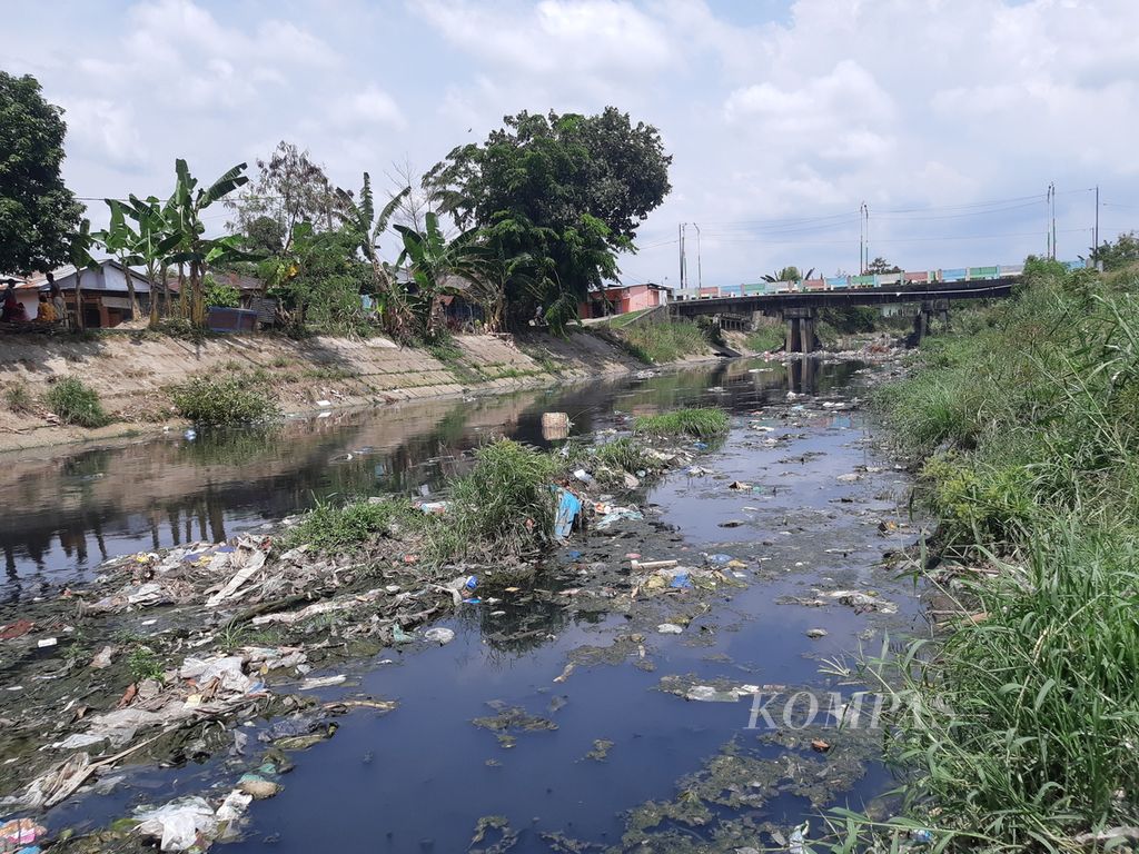Sungai Parit Busuk tampak dipenuhi sedimen berupa sampah dan lumpur di Medan, Sumatera Utara, Rabu (10/5/2023). Penanganan banjir di Medan jalan di tempat selama bertahun-tahun. 