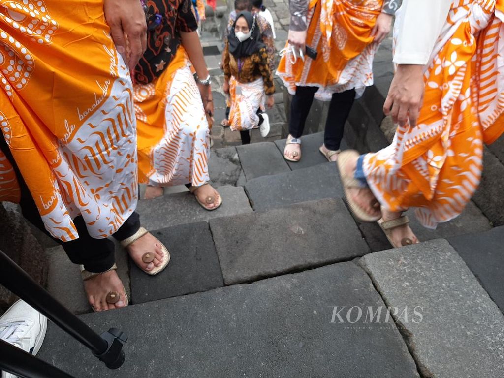 Kaki-kaki anggota rombongan G20 mengenakan sandal upanat saat naik ke tangga menuju bangunan Candi Borobudur, Jumat (25/3/2022)