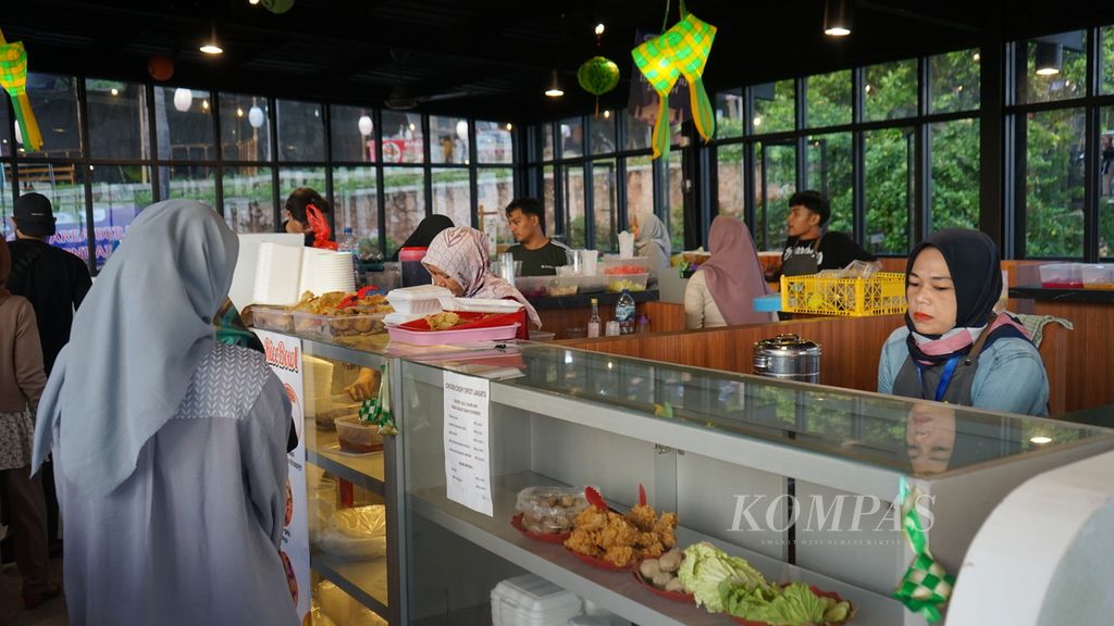 Pengunjung bersiap berbuka puasa di acara festival kuliner yang digelar di kawasan pariwisata terintegrasi Bakauheni Harbour City di Kabupaten Lampung Selatan, Lampung, Sabtu (6/4/2024). 