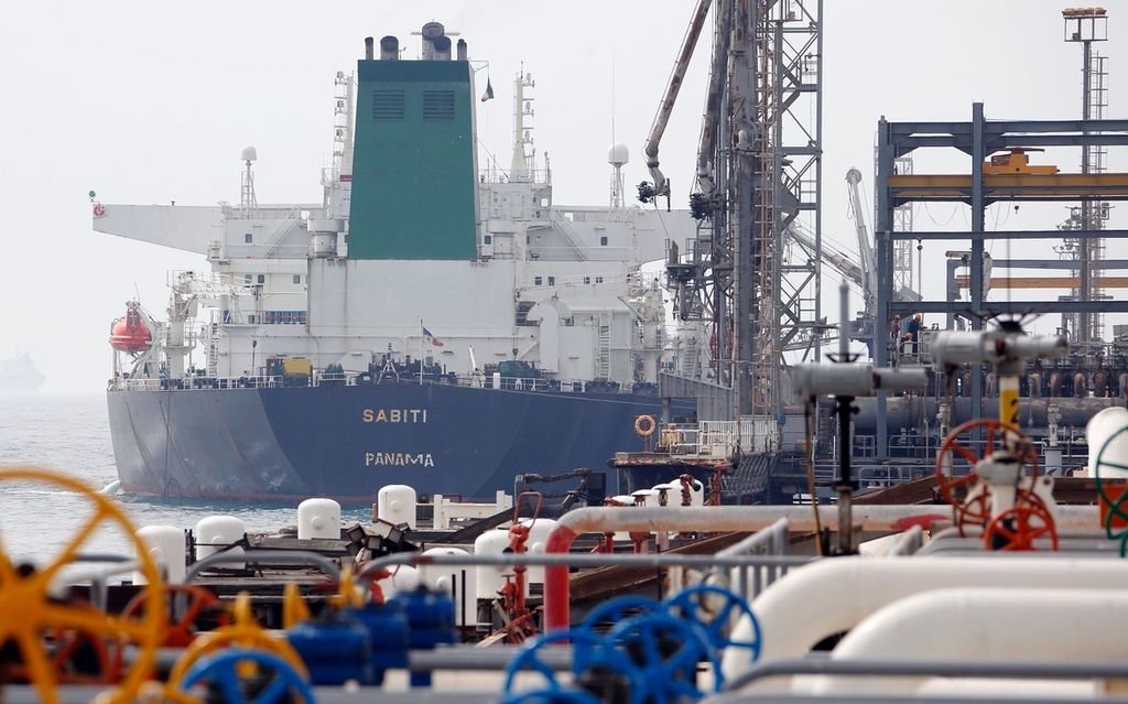 Sebuah tanker Panama bersandar pada fasilitas pengolahan minyak di Pulau Khark, Iran, 12 Maret 2017.
