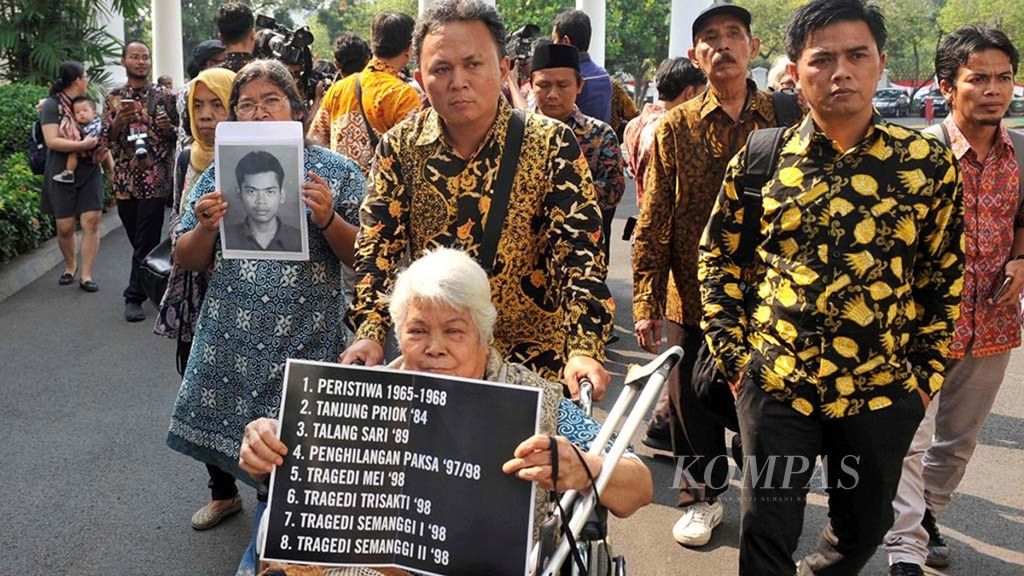 Para keluarga korban pelanggaran hak asasi manusia yang rutin menggelar aksi Kamisan di seberang Istana Kepresidenan memasuki Istana Kepresidenan, Jakarta, untuk bertemu Presiden Joko Widodo, Kamis (31/5/2018). 