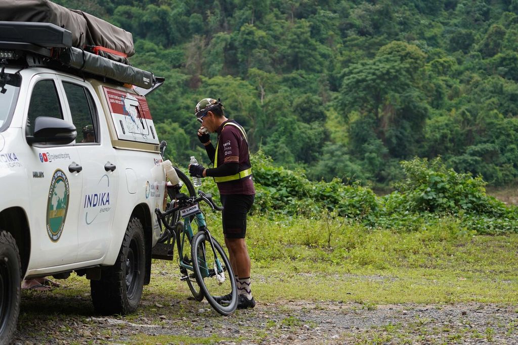 Pesepeda asal Indonesia, Royke Lumowa, tengah beristirahat sebentar di Laos.