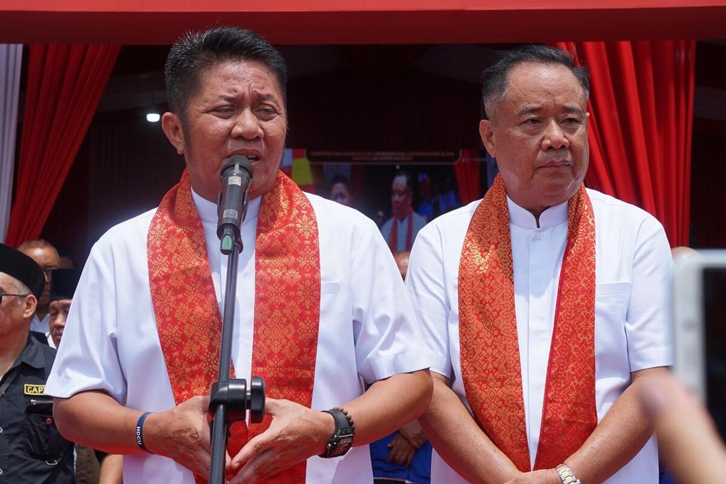 Pasangan Herman Deru-Cik Ujang memberikan keterangan pers seusai mendaftar sebagai bakal calon gubernur-wakil gubernur Sumsel di Kantor KPU Sumsel, Palembang, Selasa (27/8/2024).