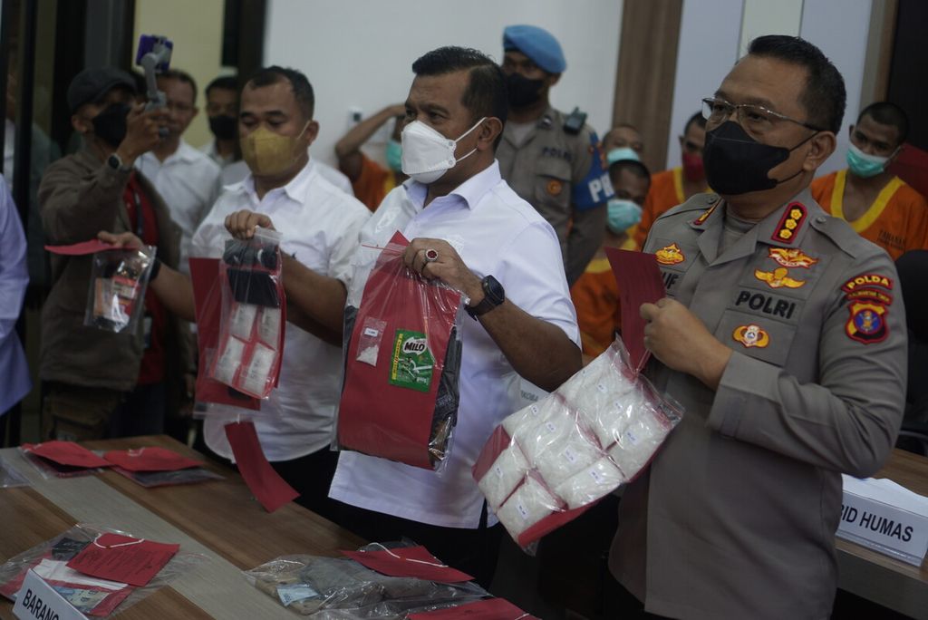 Jajaran Polda Kaltim menunjukkan barang bukti narkoba saat menggelar siaran pers di Kota Balikpapan, Kalimantan Timur, Senin (7/11/2022).