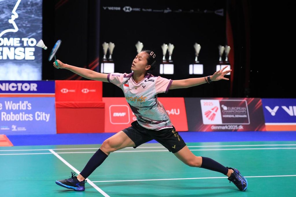 Putri Kusuma Wardani mengalahkan unggulan keenam tunggal putri Denmark Terbuka, Aya Ohori, pada babak pertama. Di Jyske Arena, Odense, Denmark, Rabu (16/10/2024), Putri menang dengan skor 21-19, 21-18.