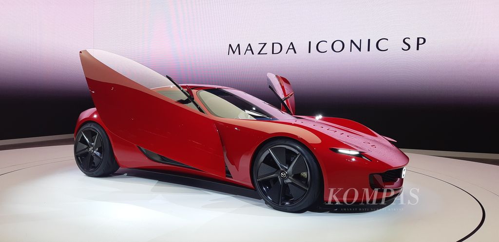 Mobil konsep Mazda Iconic SP dipamerkan di <i>booth </i>Mazda saat ajang pameran otomotif Japan Mobility Show 2023, di Tokyo, Jepang, Kamis (26/10/2023) siang. Mobil konsep itu berwarna terang dan disebut sebagai Viola Red.