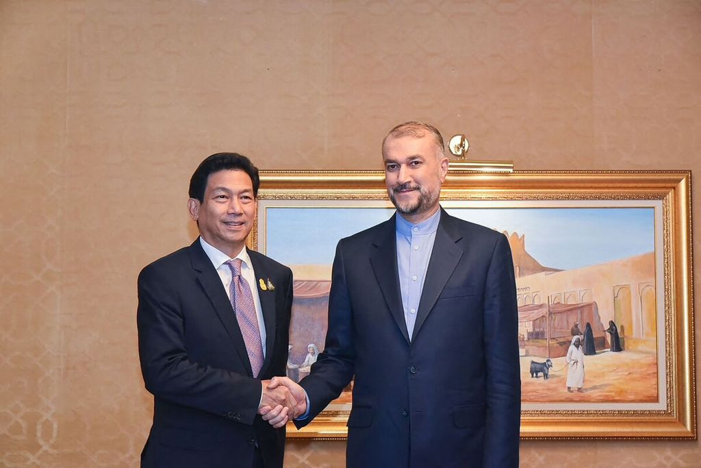 Menteri Luar Negeri Thailand Parnpree Bahiddha-Nukara (kiri) menemui Menlu Iran Hossein Amir-Abdollahian di Doha, Qatar, 31 Oktober 2023.