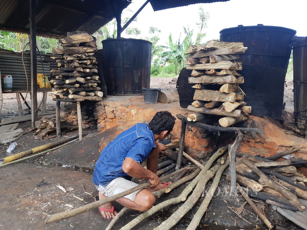 Tungku pengolahan minyak kayu putih di Namlea, Pulau Buru, Maluku, Rabu (21/6/2023). Tungku terbuat dari tanah liat.
