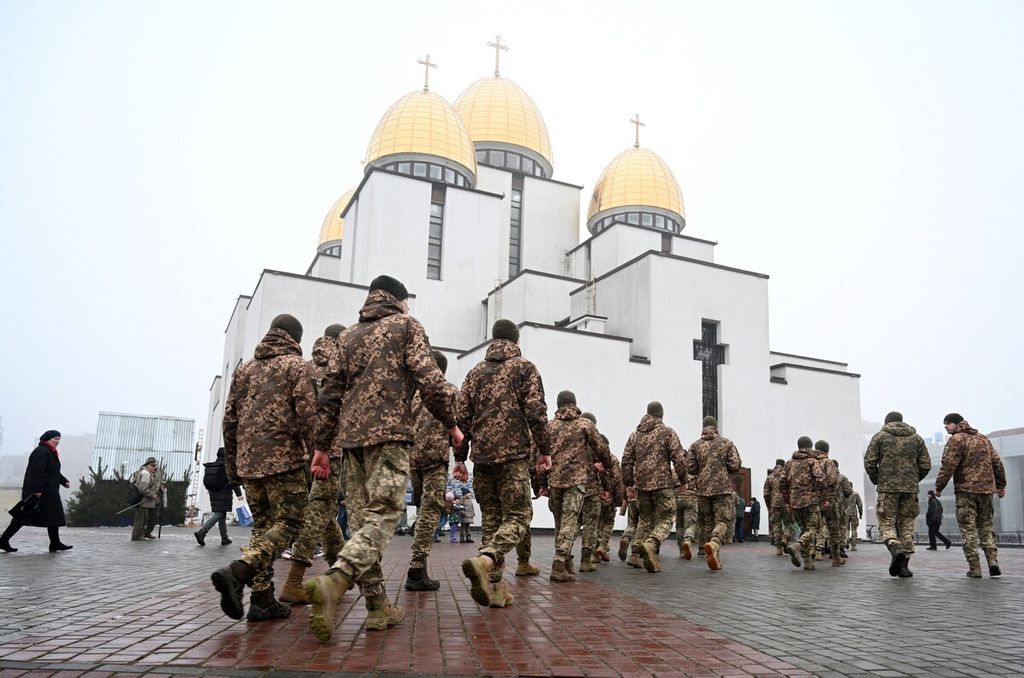 Para kadet militer Ukraina berjalan di depan Gereja Perawan Suci di kota Lviv, barat Ukraina, 22 Januari 2023, dalam peringatan Hari Kesatuan Ukraina yang memperingati persatuan Ukraina Barat dan Ukraina Timur pada 1919. 
