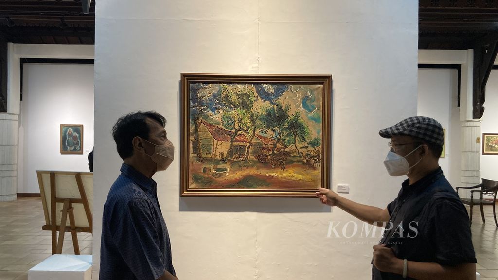 Kurator Bentara Budaya Efix Mulyadi (kiri) berbincang dengan pengunjung pameran seni "Gores Garis Perempuan" di Bentara Budaya Jakarta, Jakarta, Rabu (13/4/2022). Pameran ini diselenggarakan secara hibrida pada 14-23 April 2022. Ada 48 karya dari 46 perupa yang dipamerkan.
