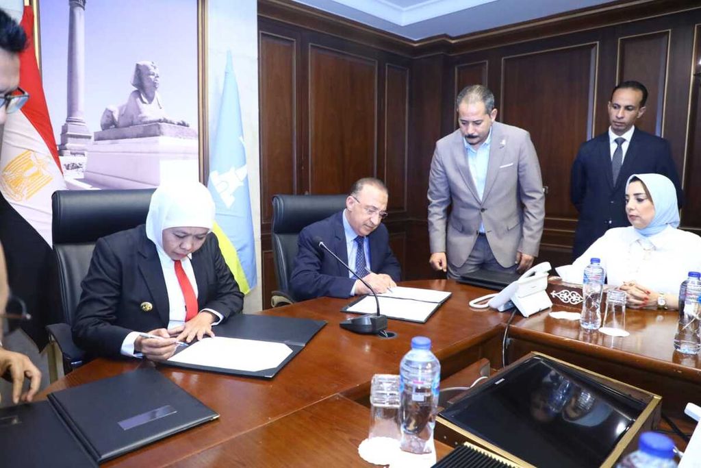 Gubernur Jatim Khofifah (kiri) dan Gubernur Alexandria, Mesir Mohamed Taher menandatangani letter of intent kerja sama di bidang perdagangan, investasi, dan pariwisata, Rabu (23/11/2022).
