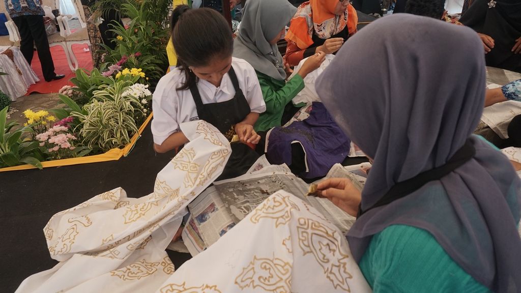 Para pelajar belajar membatik pada kegiatan Festival Batik Lampung di Bandar Lampung, Kamis (31/10/2019),