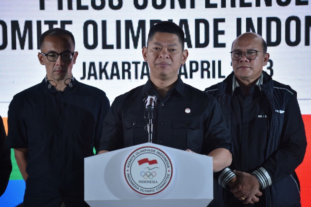 Ketua Komite Olimpiade (KOI) Indonesia Raja Sapta Oktohari memimpin konferensi pers di Kantor KOI, Jakarta, Kamis (6/4/2023). Okto meminta semua pihak menahan diri agar tidak membuat isu olahraga yang sedang memanas semakin gaduh pasca Indonesia dicoret FIFA sebagai tuan rumah Piala Dunia U-20 2023. Hal itu penting untuk menjaga peluang Indonesia menyelenggarakan ANOC World Beach Games 2023 di Bali, 5-12 Agustus mendatang. Ajang itu menjadi pertaruhan eksistensi olahraga Indonesia di level internasional. 