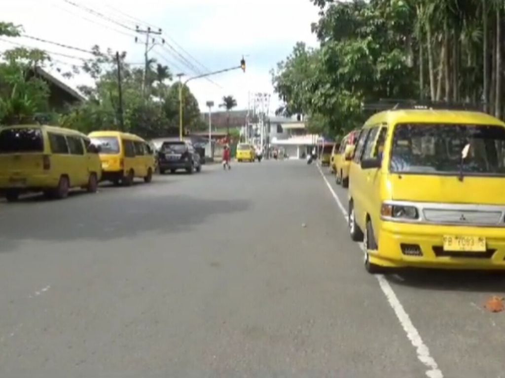 Para sopir menggelar aksi mogok kerja di Kota Sorong, Papua Barat Daya, Senin (25/9/2023). Aksi ini juga dilakukan di Kabupaten Sorong. Mereka menuntut operasi kendaraan umum daring dihentikan karena belum berizin.