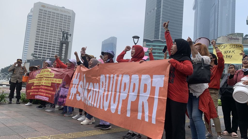Para buruh pekerja rumah tangga yang tergabung dalam Koalisi Sipil UU PRT memulai aksi <i>long march</i> di kawasan Bundaran Hotel Indonesia, Jakarta, Senin (1/5/2023).