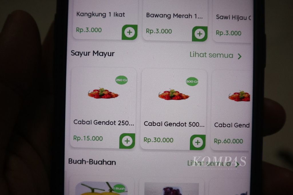 Potret aplikasi Pasarmu.id di Kota Cirebon, Jawa Barat, Rabu (13/10/2021). Pasarmu.id merupakan aplikasi yang memudahkan warga membeli bahan masakan dapur tanpa harus ke pasar.