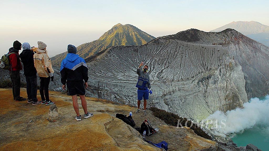 Meningkatnya aktivitas Gunung Agung di Bali ikut menekan tingkat kunjungan wisatawan ke Gunung Ijen yang terletak di Banyuwangi, Jawa Timur. Kunjungan wisatawan dari arah Bali ke Ijen berkurang sampai 25 persen  dalam sebulan terakhir. Wisatawan berswafoto dengan latar Kawah Ijen, Minggu (22/10).