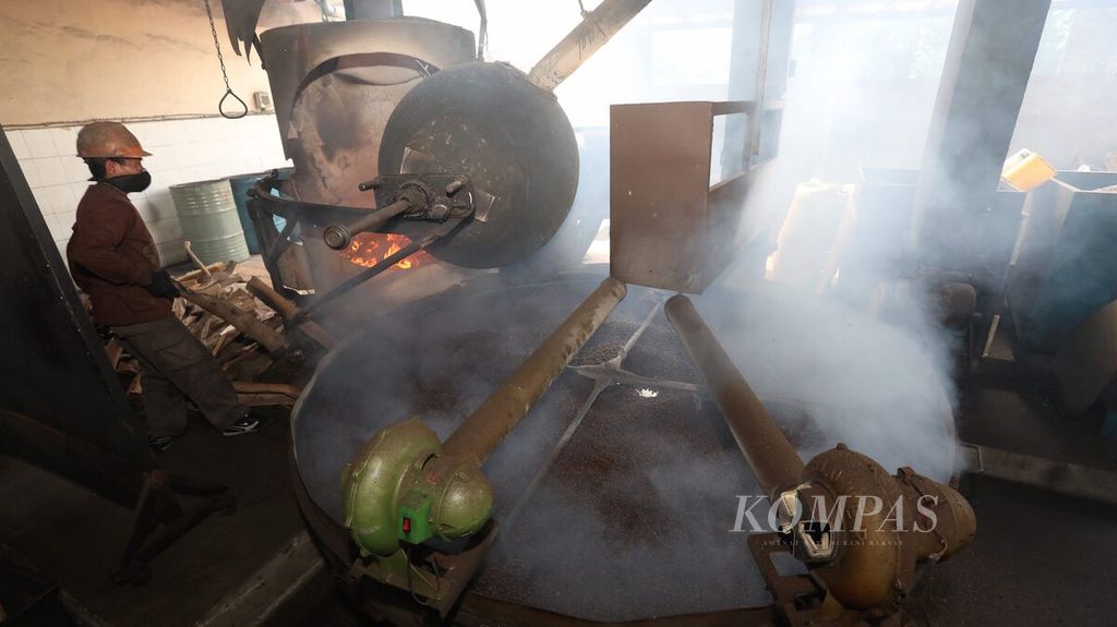 Pekerja memasak biji kopi dengan mesin pemanggang berbahan bakar kayu di pabrik kopi Banyuatis di Seririt, Singaraja, Kabupaten Buleleng, Bali, Selasa (30/1/2018).