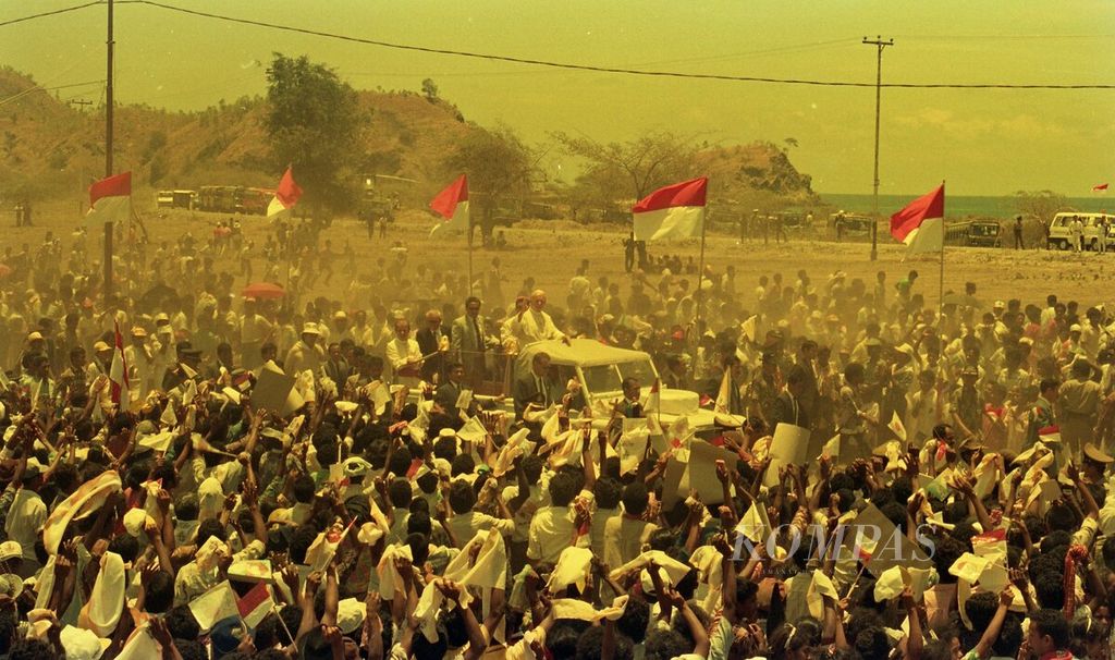 Paus Yohanes Paulus II saat tiba di Dili, Provinsi Timor Timur, dalam rangkaian kunjungannya di Indonesia, 12 Oktober 1989. Di lapangan Tasitolu, Dili, Paus memberkati umat dalam misa agung di yang dihadiri 250.000 umat Katolik. 