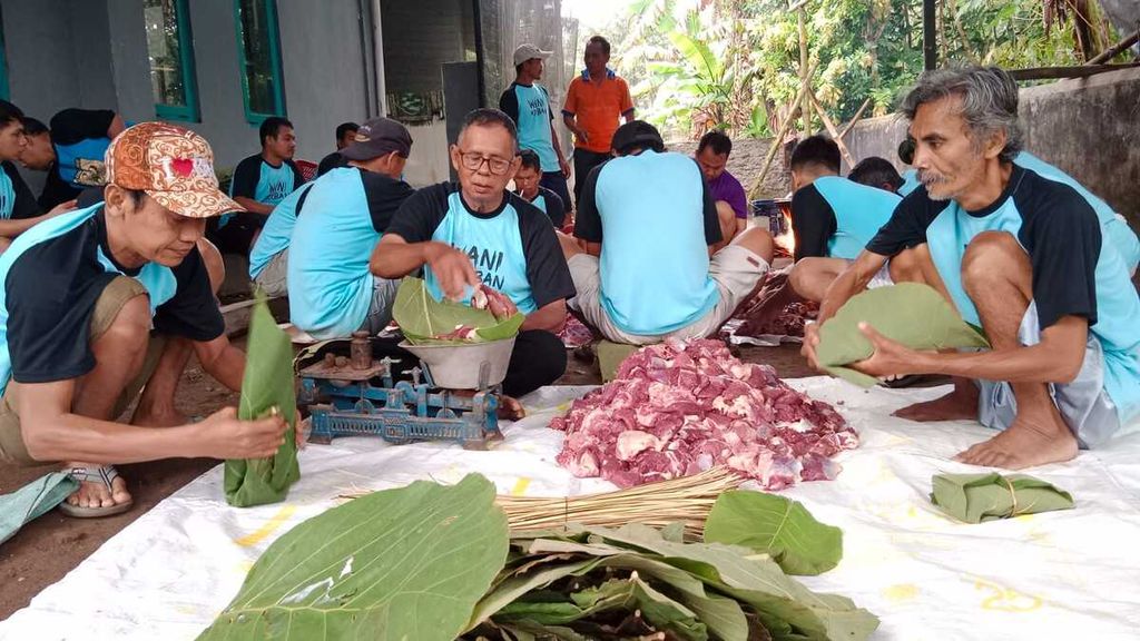 Jemaah Mushala Mutmainah Desa Kracak, Ajibarang, Banyumas, Jawa Tengah, mengemas daging kurban dengan memakai daun jati untuk mengurangi sampah plastik, Kamis (29/6/2023).