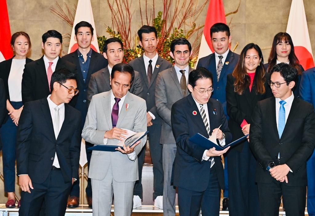 Presiden Joko Widodo bersama Perdana Menteri Jepang Fumio Kishida menerima dokumen proposal ASEAN-Japan Young Business Leaders’ Summit dan ASEAN-Japan Gen-Z Business Leaders’ Summit, Sabtu (16/12/2023), di Tokyo, Jepang.