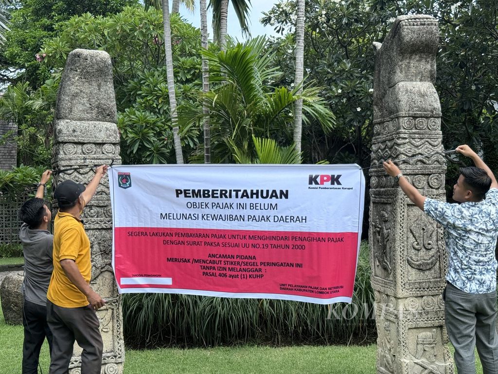 Petugas memasang spanduk berisi pemberitahuan tunggakan pajak di Jeeva Klui yang berada di Kecamatan Pemenang, Kabupaten Lombok Utara, Nusa Tenggara Barat, Sabtu (16/3/2024).