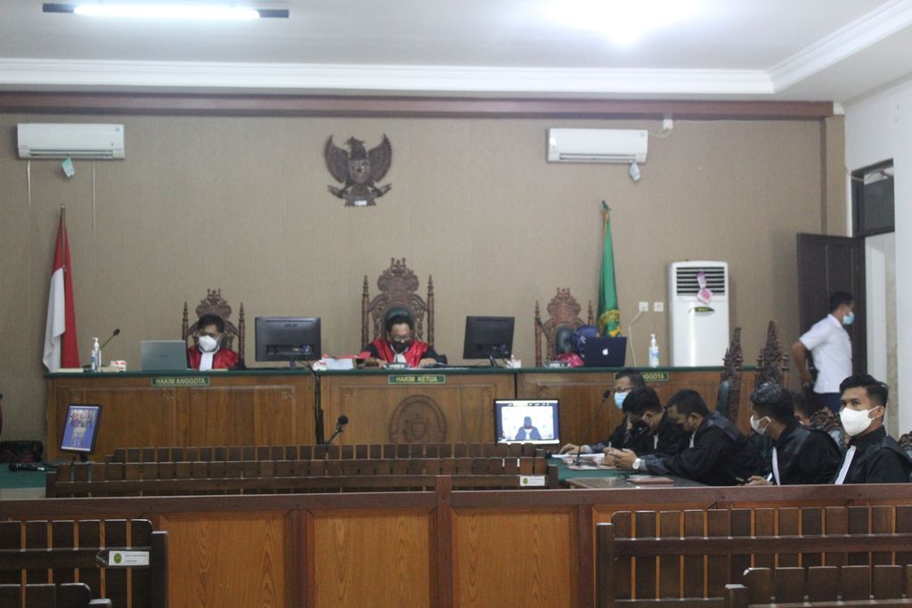 Sidang pertama dengan agenda membacakan dakwaan atas terdakwa Willem Hengki, Kepala Desa Kinipan, digelar di Pengadilan Tipikor Palangkaraya, Kalteng, Senin (31/1/2022).