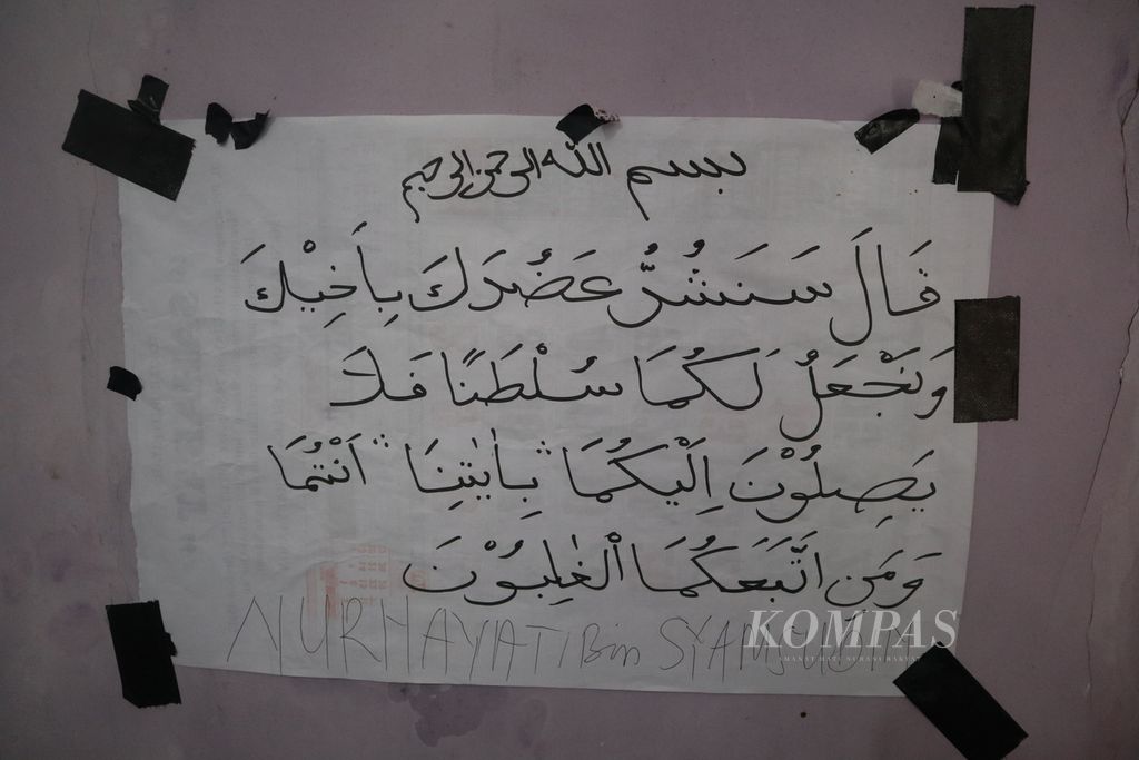  Paper with a prayer written on safety is attached to the wall of Nurhayati's house (35), a resident of Citemu Village, Mundu District, Cirebon Regency, West Java, Tuesday (22/2/2022). Nurhayati is a former treasurer of Citemu Village who was named a suspect after revealing a case of alleged corruption by her superior..