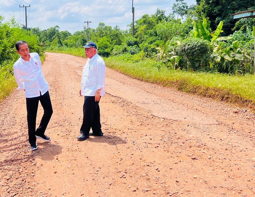 Presiden Joko Widodo meninjau ruas jalan daerah yang rusak di Provinsi Jambi, Selasa (16/5/2023).