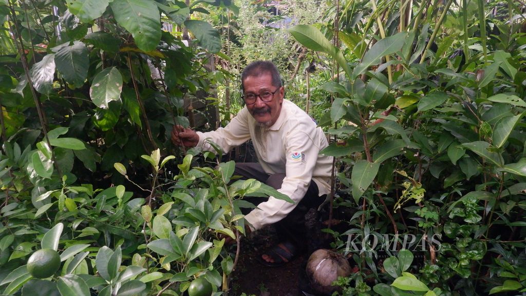 Bambang Karyanto (64), pegiat lingkungan saat berada di pekarangan rumahnya di Banjarmasin, Kalimantan Selatan, Jumat (11/2/2022).