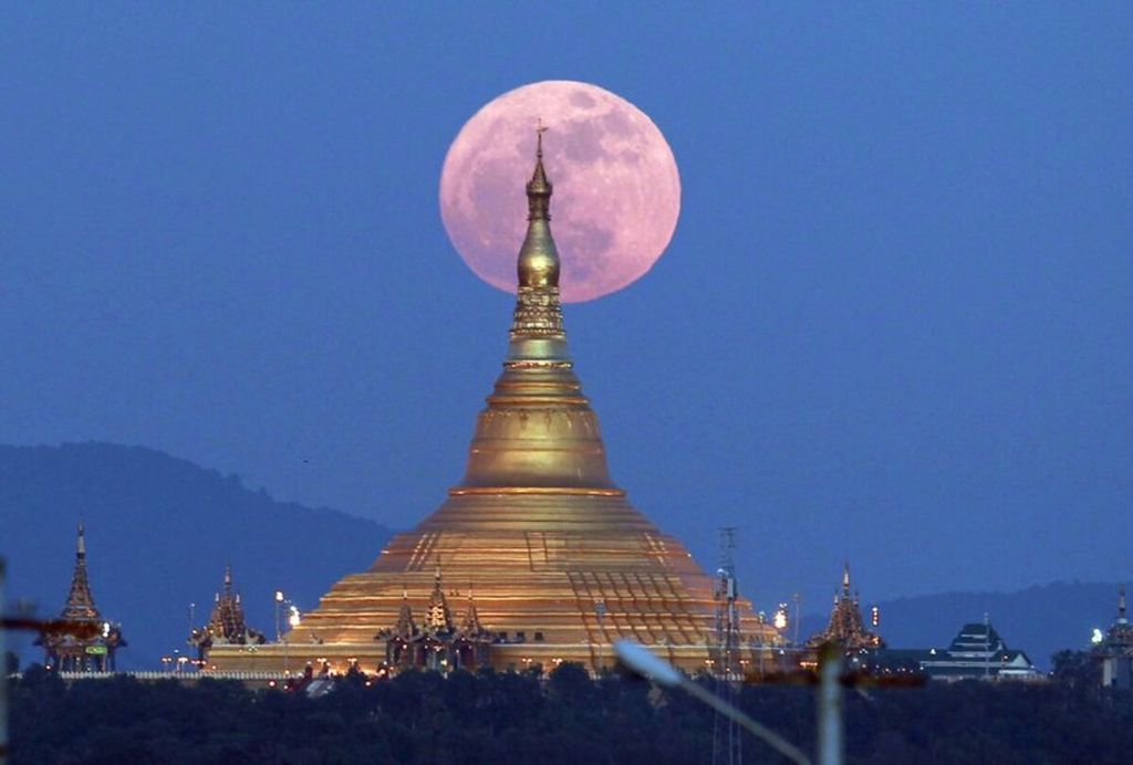Bulan purnama super atau <i>supermoon</i> terlihat di atas Pagoda Uppatasanti di Naypyidaw, Myanmar, Minggu (3/12/2017). Purnama di awal Desember 2017 itu menjadi Bulan super pertama dari tiga Bulan super yang terjadi berurutan. Bulan super berikutnya akan terjadi pada 2 Januari dan 31 Januari 2018.
