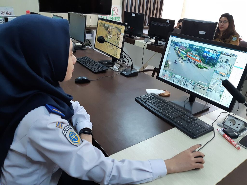 Petugas di <i>call center</i> Kota Jambi melayani warga melalui sambungan telepon, Mei 2023. Sebagian besar warga menelepon untuk meminta bantuan ambulans, penanganan orang dengan gangguan jiwa, dan penanganan kebakaran.