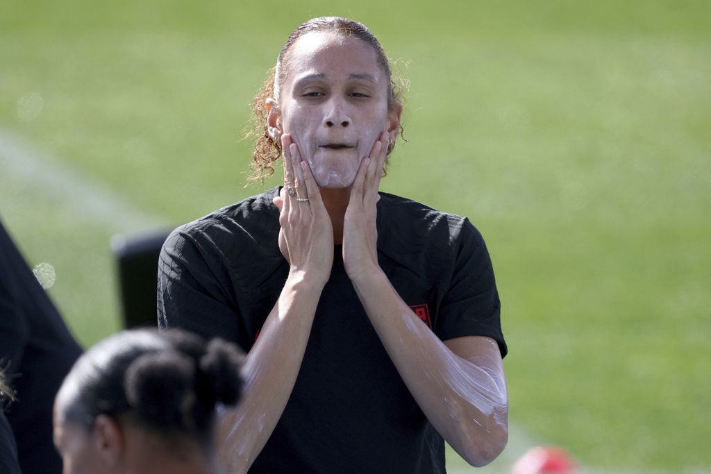 American soccer athlete Lynn Williams puts on sunscreen before starting training in Melbourne, Australia, in August 2023.
