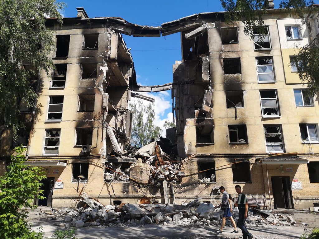 Apartemen di Irpin, Ukraina, yang dihantam rudal Rusia. 