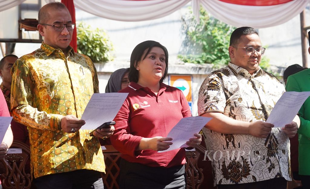 Ketua KPU Hasyim Asy’ari, Ketua Komnas HAM Atnike Nova Sigiro, Ketua Bawaslu Rahmad Bagja (dari kiri ke kanan) mengikuti pembacaan Deklarasi Pemilu Ramah HAM di Kantor Komnas HAM, Jakarta, Minggu (11/6/2023). 
