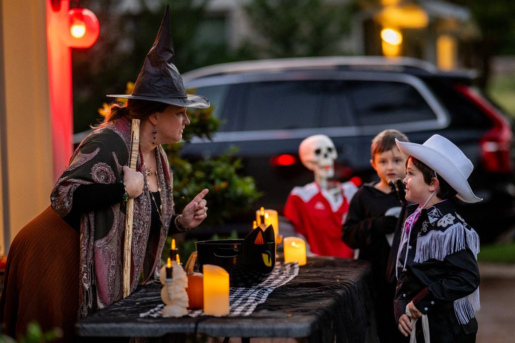 Warga masyarakat Allandale, Texas, AS, bersama-sama keliling untuk melakukan trik atau suguhan dalam rangka perayaan Halloween, Selasa (31/10/2023). 