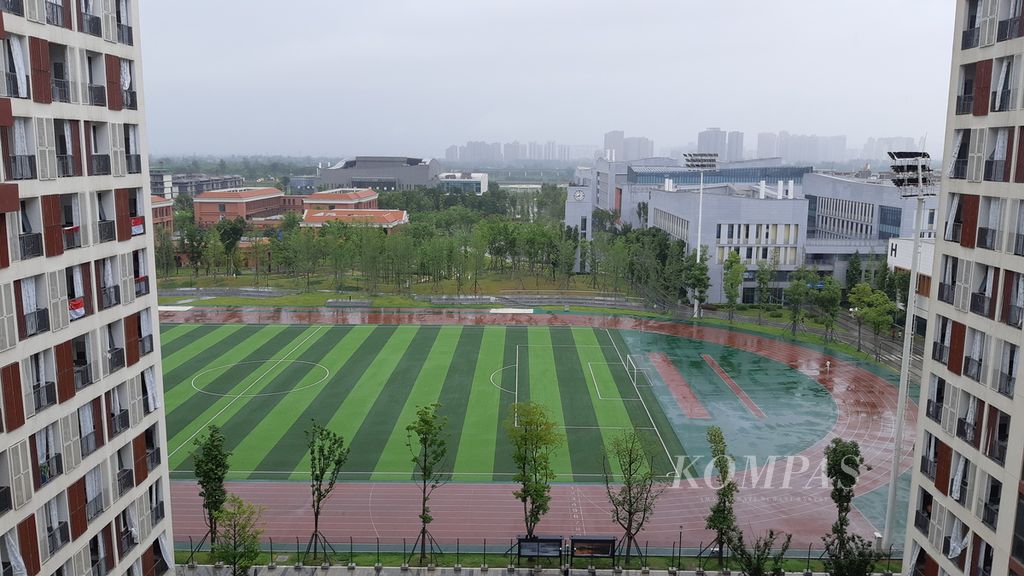 Pemandangan dari balkon Wisma Atlet Universiade di Universitas Chengdu, China. Foto diambil pada Rabu (26/7/2023).