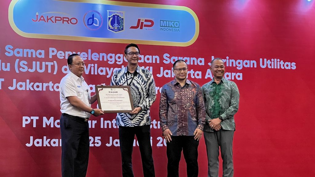 Seremonial kerja sama penyelenggaraan Sarana Jaringan Utilitas Terpadu (SJUT) di wilayah DKI Jakarta antara PT JIP dan PT Miko Indonesia di Jakarta Pusat, Rabu (25/1/2023).